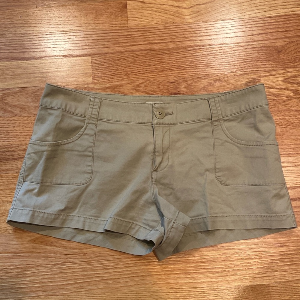 Khaki low/mid rise shorts